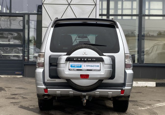 Подержанный автомобиль Mitsubishi Pajero 2011 года (6 фото)