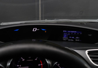 Подержанный автомобиль Honda Civic Wagon 2015 года (21 фото)