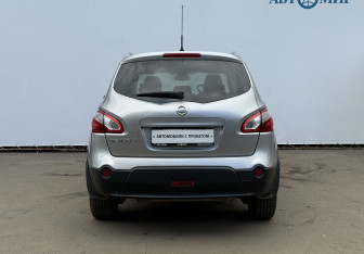Подержанный автомобиль Nissan Qashqai+2 2011 года (6 фото)