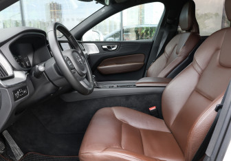 Подержанный автомобиль Volvo XC60 2021 года (16 фото)