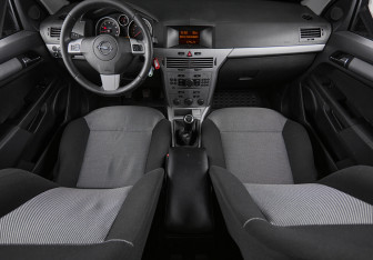Подержанный автомобиль Opel Astra Sedan 2011 года (17 фото)
