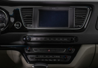 Подержанный автомобиль Kia Carnival 2018 года (15 фото)