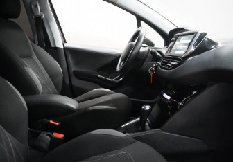 Подержанный автомобиль Peugeot 208 2013 года (10 фото)