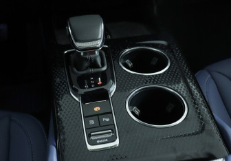 Подержанный автомобиль Hongqi HS3 2024 года (17 фото)