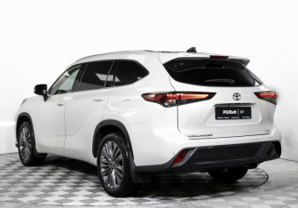 Подержанный автомобиль Toyota Highlander 2021 года (7 фото)