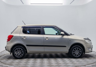 Подержанный автомобиль Skoda Fabia Hatchback 2012 года (6 фото)
