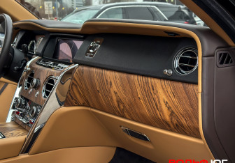 Подержанный автомобиль Rolls-Royce Cullinan 2019 года (14 фото)