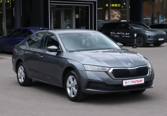 Подержанный автомобиль Skoda Octavia Liftback 2021 года (3 фото)