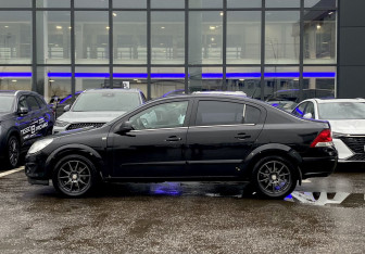 Подержанный автомобиль Opel Astra Sedan 2012 года (8 фото)