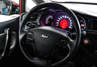 Подержанный автомобиль Kia Ceed Hatchback 2016 года (14 фото)