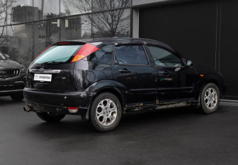 Подержанный автомобиль Ford Focus Sedan 2004 года (5 фото)