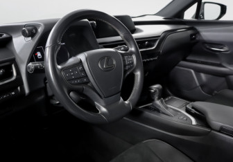 Подержанный автомобиль Lexus UX 2019 года (14 фото)