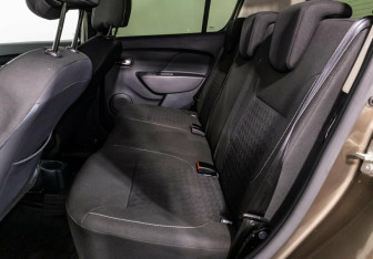 Подержанный автомобиль Renault Sandero 2018 года (9 фото)