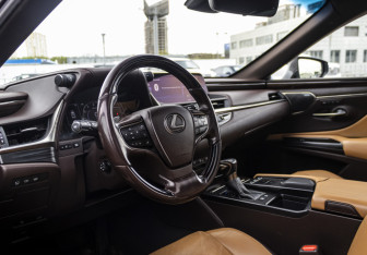 Подержанный автомобиль Lexus ES 2019 года (9 фото)