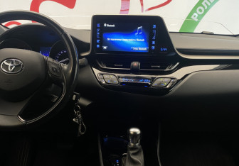 Подержанный автомобиль Toyota C-HR 2019 года (10 фото)