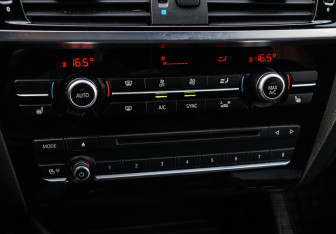 Подержанный автомобиль BMW X4 2015 года (20 фото)