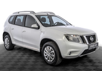 Подержанный автомобиль Nissan Terrano 2014 года (3 фото)