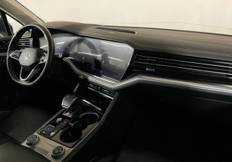 Подержанный автомобиль Volkswagen Touareg 2022 года (9 фото)