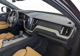 Подержанный автомобиль Volvo XC60 2018 года (24 фото)