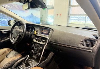 Подержанный автомобиль Volvo V40 Cross Country 2019 года (10 фото)