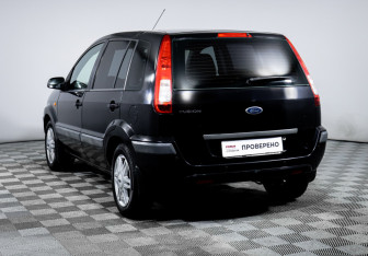 Подержанный автомобиль Ford Fusion 2006 года (7 фото)