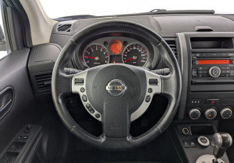 Подержанный автомобиль Nissan X-Trail 2010 года (25 фото)