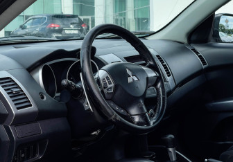 Подержанный автомобиль Mitsubishi Outlander 2008 года (13 фото)