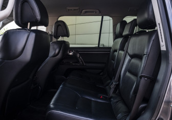 Подержанный автомобиль Toyota Land Cruiser Suv 2012 года (15 фото)