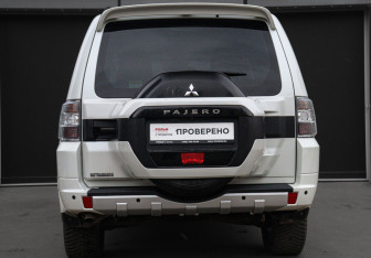 Подержанный автомобиль Mitsubishi Pajero 2015 года (6 фото)