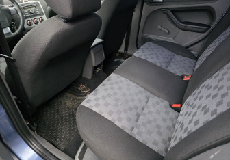 Подержанный автомобиль Ford Focus Sedan 2005 года (10 фото)