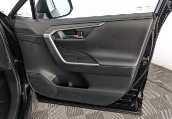 Подержанный автомобиль Toyota RAV4 2020 года (24 фото)