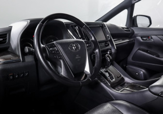 Подержанный автомобиль Toyota Alphard 2019 года (14 фото)