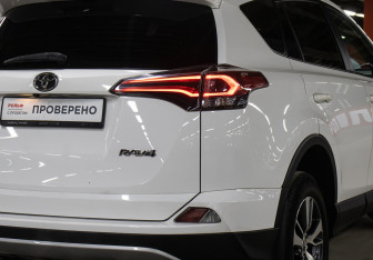 Подержанный автомобиль Toyota RAV4 2019 года (20 фото)