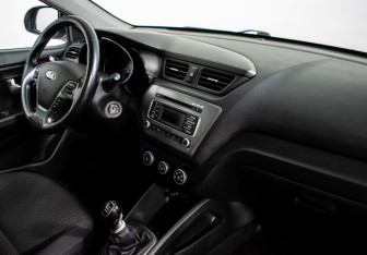 Подержанный автомобиль Kia Rio Sedan 2016 года (10 фото)