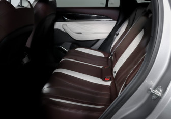 Подержанный автомобиль Geely Monjaro 2023 года (10 фото)