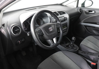 Подержанный автомобиль SEAT Leon Hatchback 2011 года (9 фото)