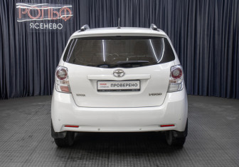 Подержанный автомобиль Toyota Verso 2012 года (6 фото)