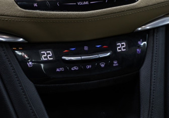 Подержанный автомобиль Cadillac XT5 2016 года (18 фото)