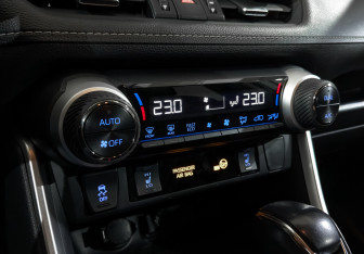 Подержанный автомобиль Toyota RAV4 2021 года (27 фото)