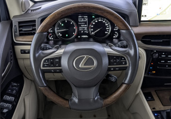 Подержанный автомобиль Lexus LX 2019 года (22 фото)
