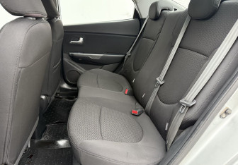 Подержанный автомобиль Kia Rio Sedan 2012 года (11 фото)