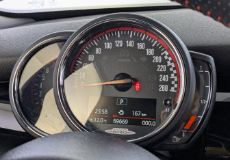 Подержанный автомобиль MINI Hatch 2020 года (16 фото)