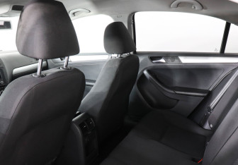 Подержанный автомобиль Volkswagen Jetta Sedan 2012 года (12 фото)