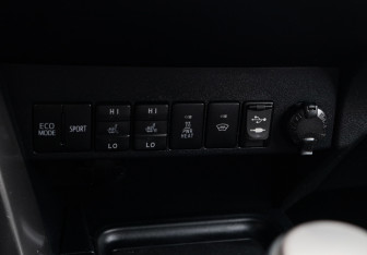 Подержанный автомобиль Toyota RAV4 2018 года (15 фото)