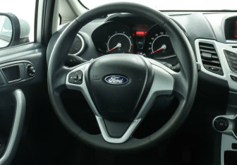 Подержанный автомобиль Ford Fiesta Hatchback 2012 года (8 фото)
