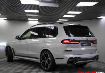 Подержанный автомобиль BMW X7 2019 года (32 фото)