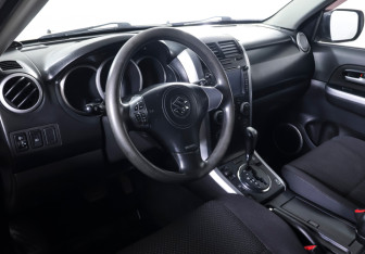 Подержанный автомобиль Suzuki Grand Vitara 2010 года (14 фото)