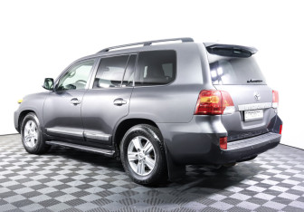 Подержанный автомобиль Toyota Land Cruiser Suv 2014 года (7 фото)