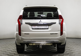 Подержанный автомобиль Mitsubishi Pajero Sport 2016 года (6 фото)