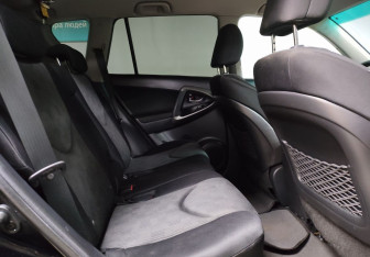 Подержанный автомобиль Toyota RAV4 2011 года (13 фото)